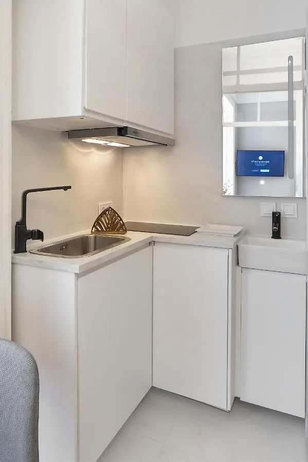 Apartment Small Design Studio - Rosa, Bairro Alto Lisbon