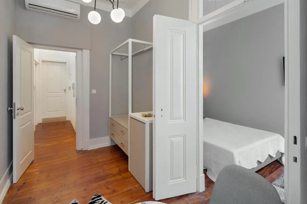 Small Design Studio - Rosa, Bairro Alto Lisbon Apartment